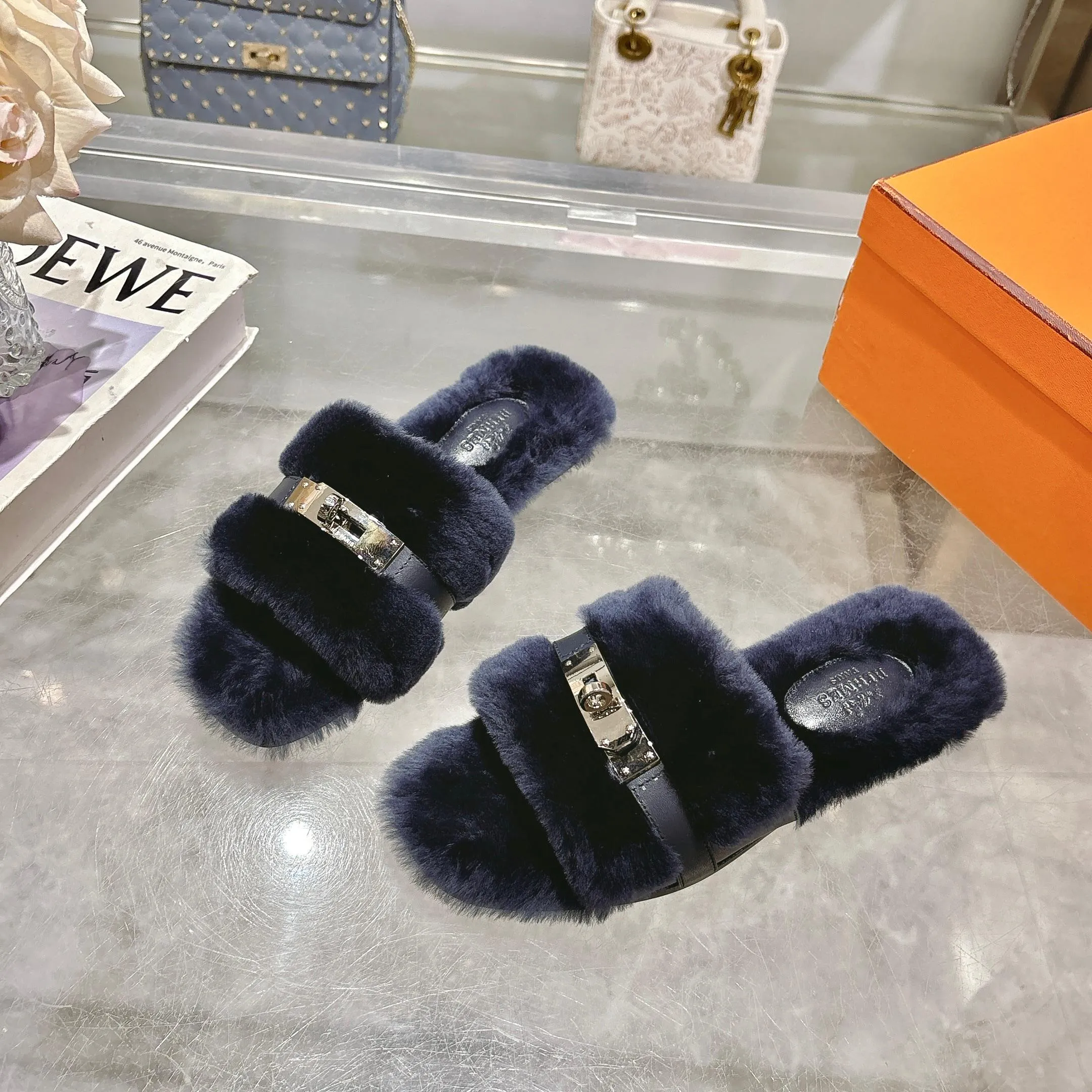 👟👟Ex-factory price 500👟👟 Purchasing agent level Hermes Hermès second uncle hair slippers are in stock all year round. 2025 new and new colors official website, Xiaohongshu synchronizes the latest color matching Hermès hot models are hot online, upgraded workmanship, high quality! Fashionable small wool H-trailers, autumn and winter style flat-soled wool mop, can be customized without standard, non-refundable and non-exchangeable. Fabric: Imported lamb's roll real wool. Lining: Imported lamb's roll real wool. Outsole: Genuine leather outsole. Size: 35-43, [Note: 41, 42, 43 customized]